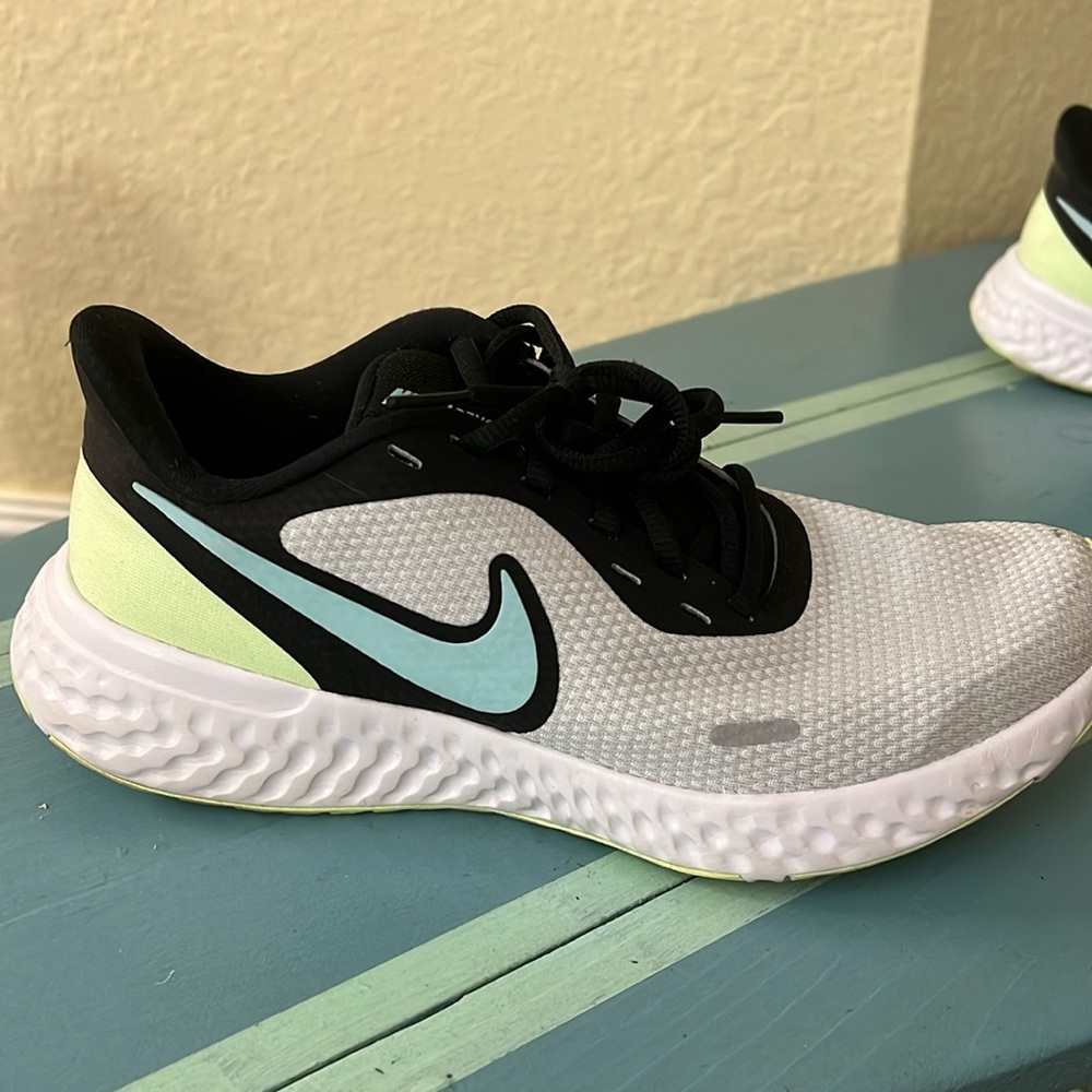 Size 8 Nike revolution white with blue swoop
